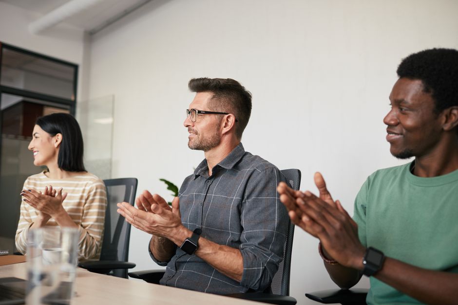 Een team van medewerkers die samenwerkt en gebruik maakt van innovatieve software om de werknemerservaring te verbeteren.